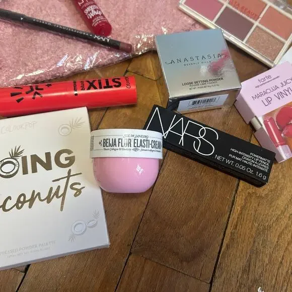 Makeup bundle - Picture 6 of 6